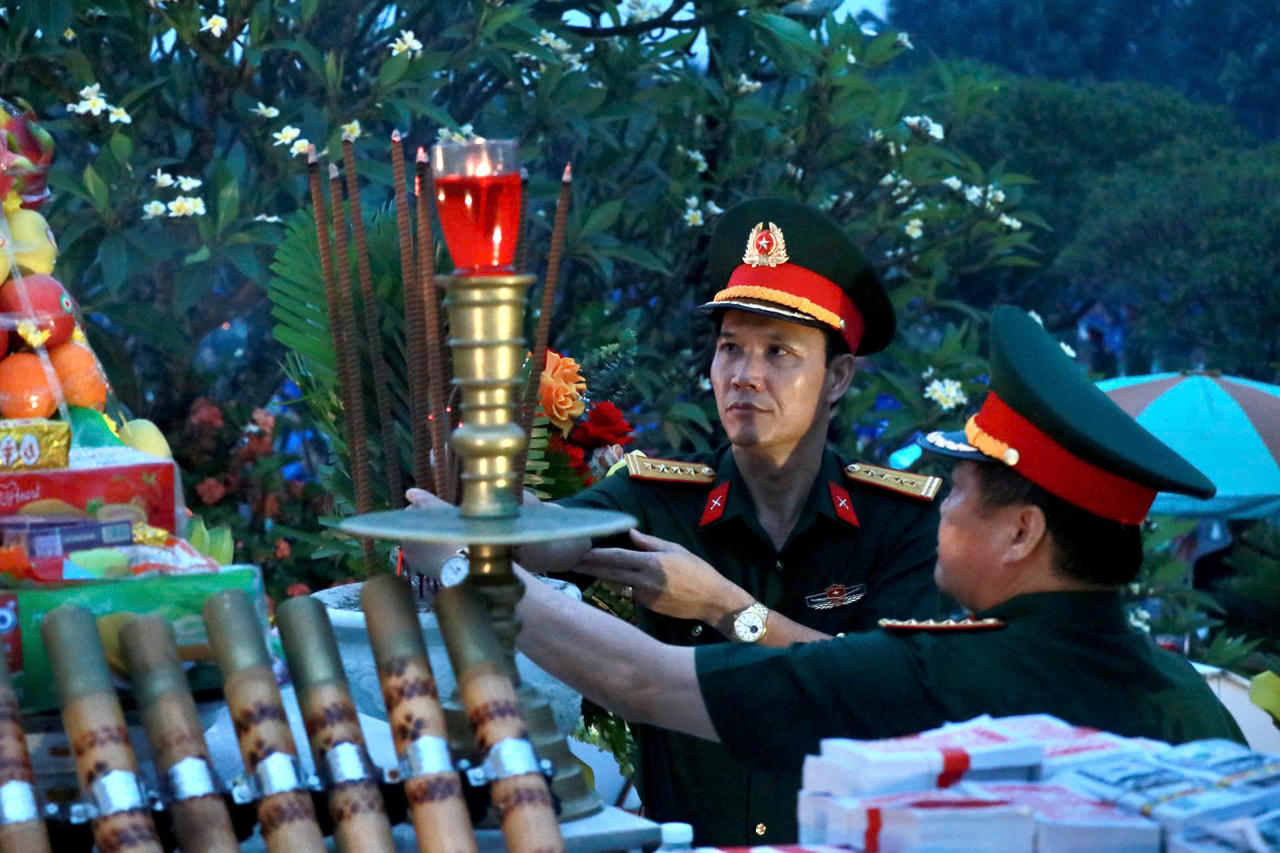 Tuổi trẻ Quảng Bình thắp hàng ngàn ngọn nến tri ân các Anh hùng liệt sỹ