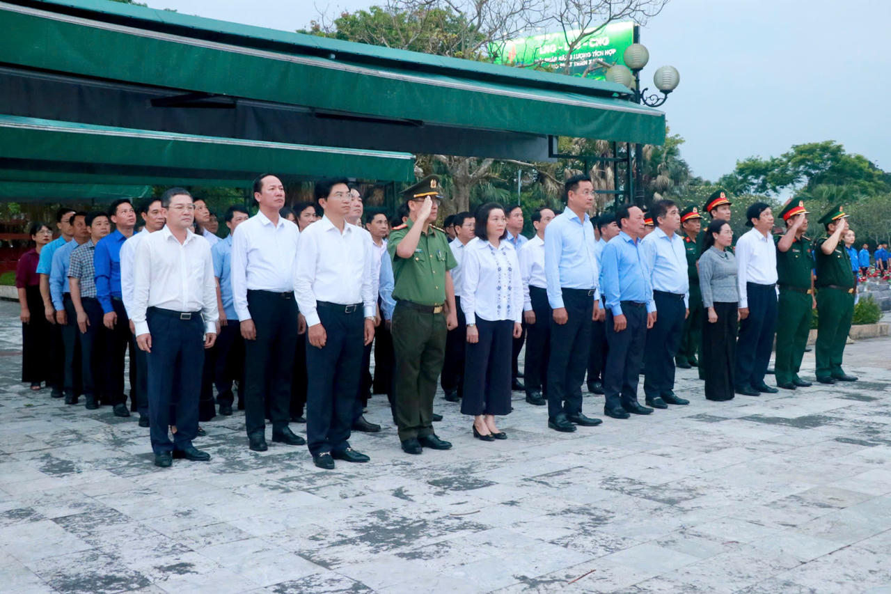 Tuổi trẻ Quảng Bình thắp hàng ngàn ngọn nến tri ân các Anh hùng liệt sỹ