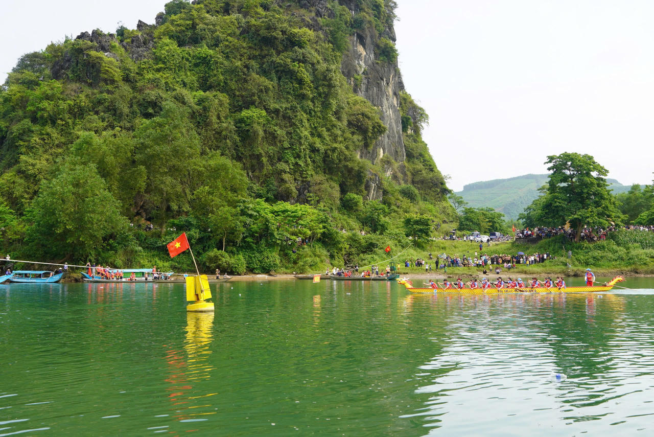 Về di sản thế giới Phong Nha xem đua thuyền và hội thi ‘hoa hậu’ cá trắm sông Son
