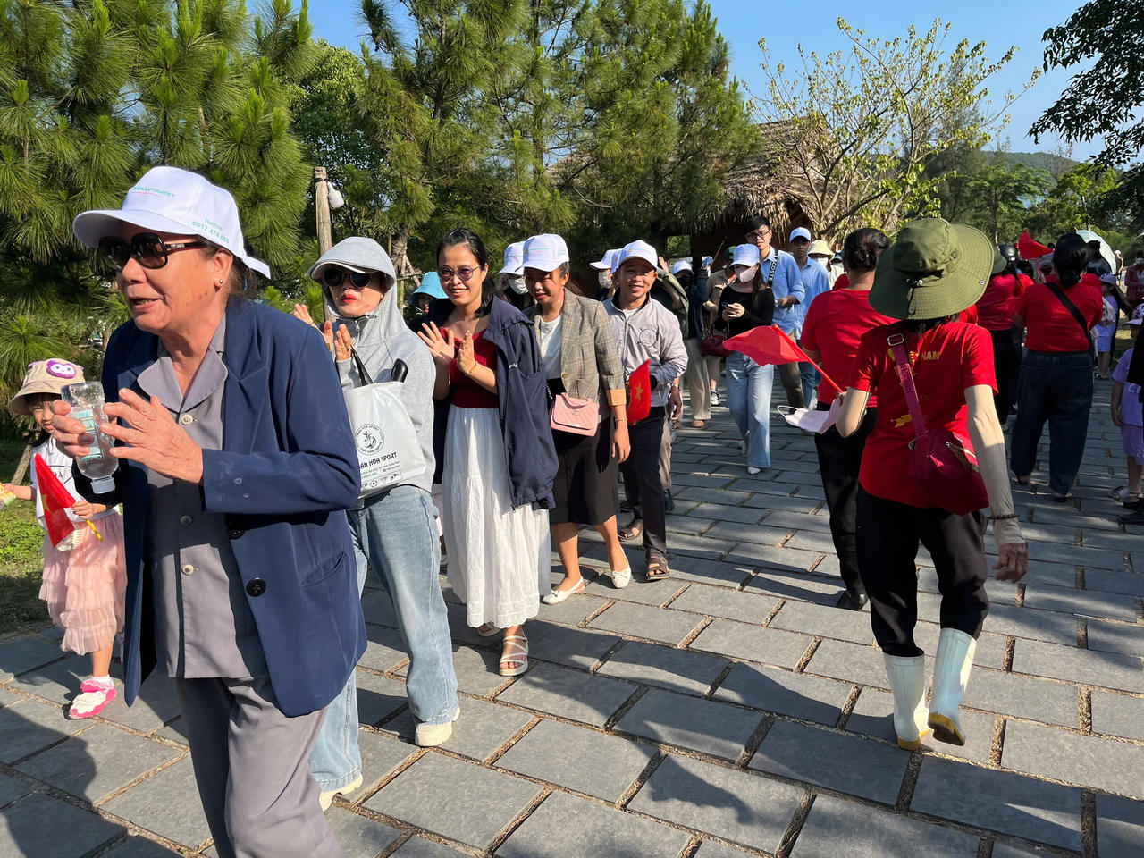 Gần 12.000 người đến viếng mộ Đại tướng Võ Nguyên Giáp trong ngày 30/4