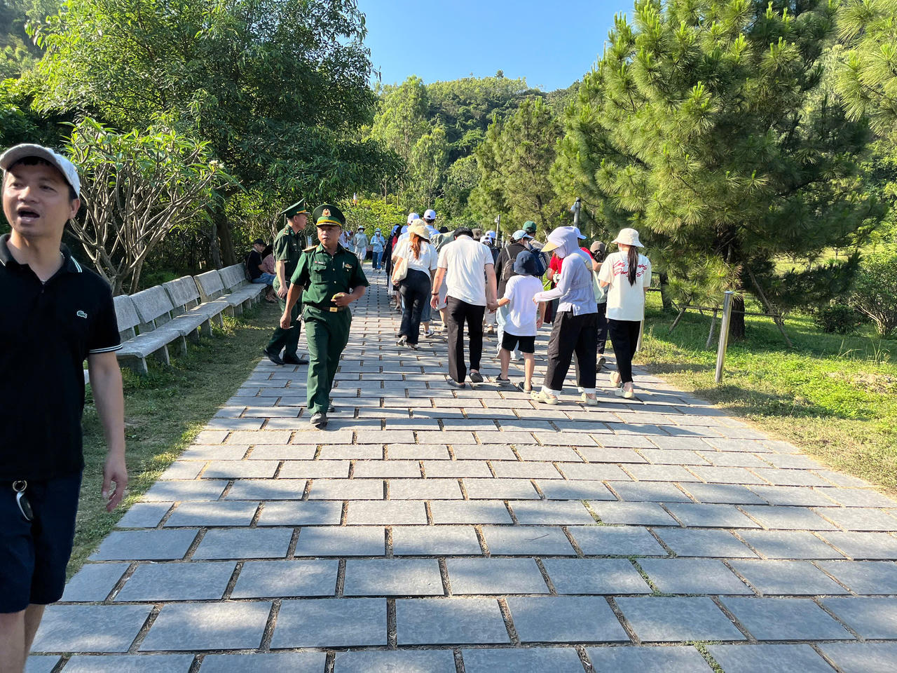 Gần 12.000 người đến viếng mộ Đại tướng Võ Nguyên Giáp trong ngày 30/4