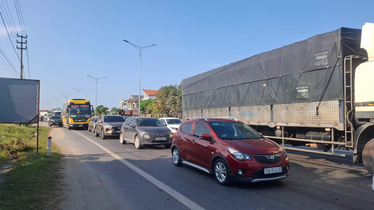Lượng xe từ Bắc vào Nam tăng đột biến, cầu Gianh lại ùn tắc cục bộ