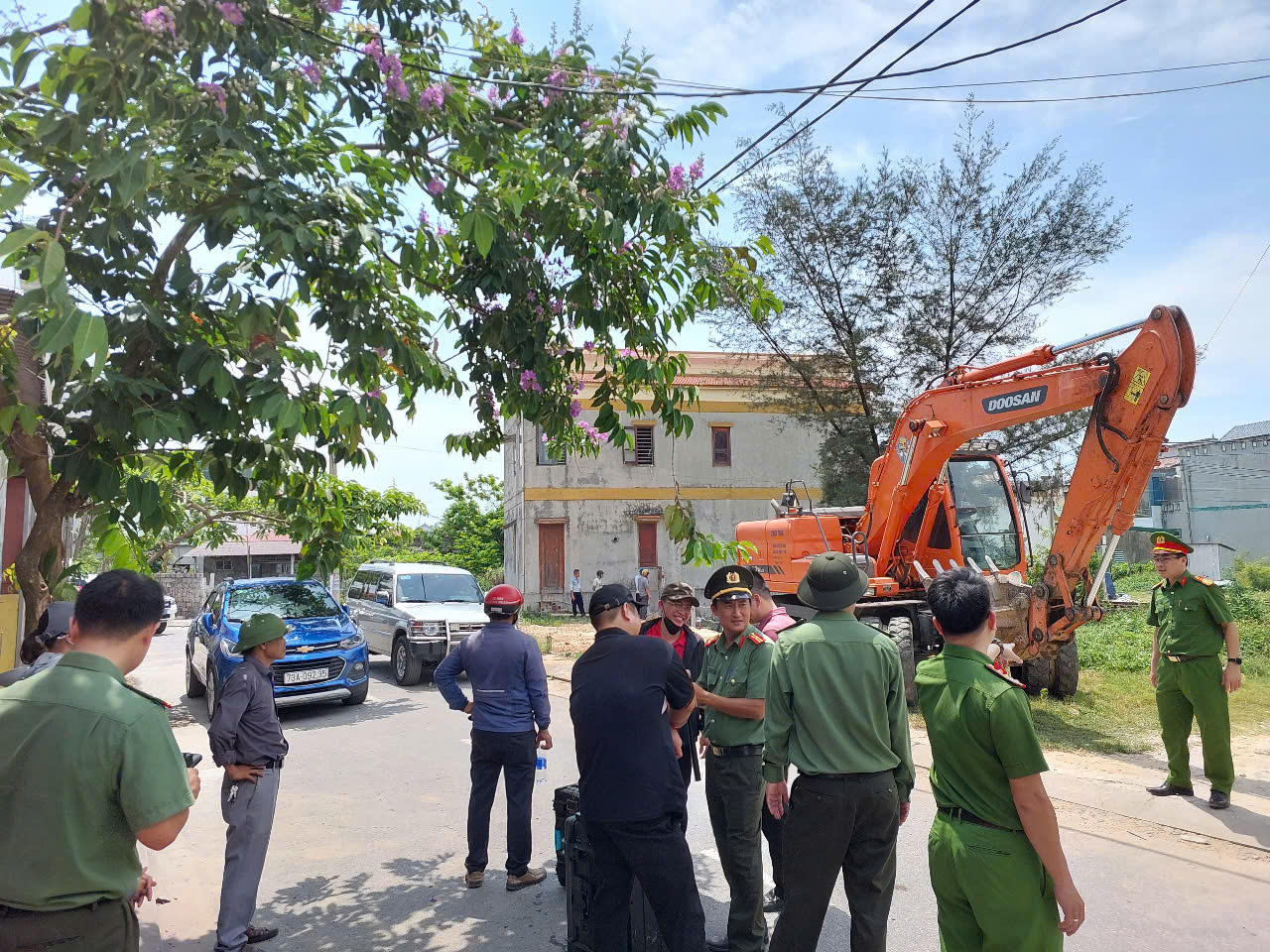Quảng Bình: Cưỡng chế vi phạm về đất đai kéo dài nhiều năm tại huyện Bố Trạch
