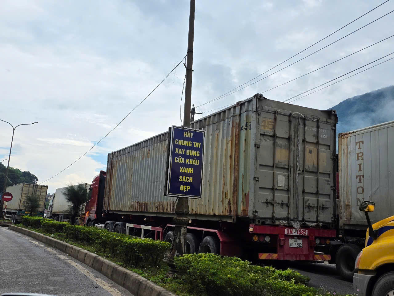 Hàng trăm phương tiện ‘kẹt cứng’ đoạn Cửa khẩu Cha Lo vì đường ở Lào hư hỏng