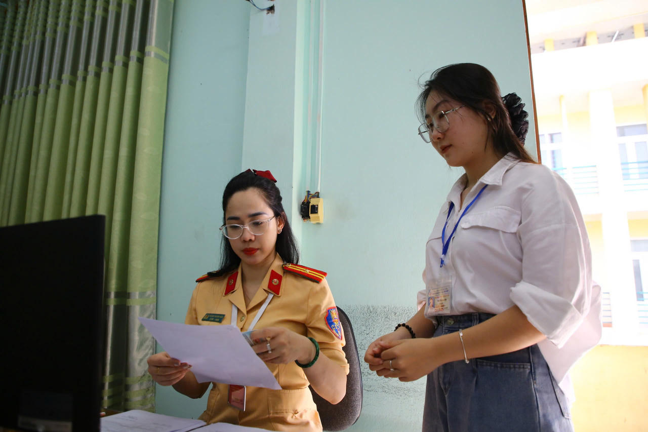 Thí sinh phải đo nồng độ cồn trước khi vào thi sát hạch lái xe