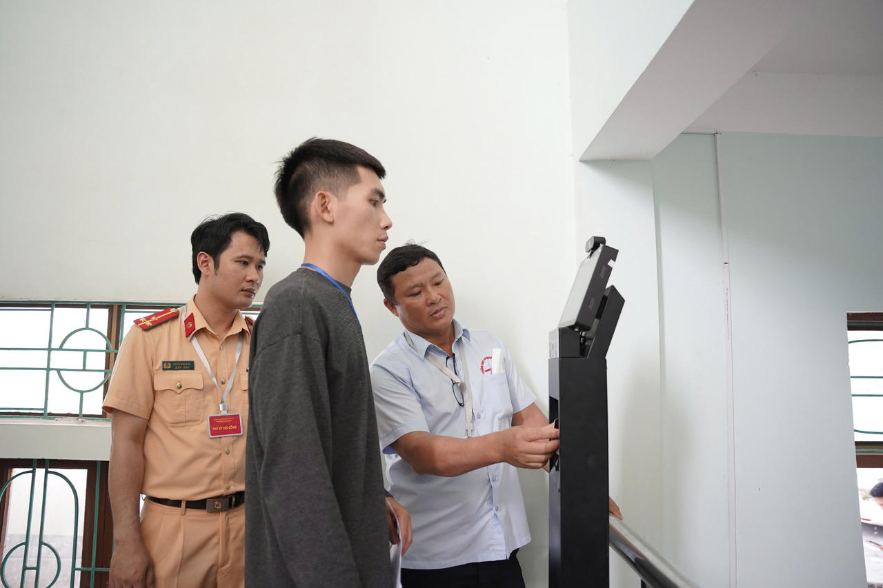 Thí sinh phải đo nồng độ cồn trước khi vào thi sát hạch lái xe