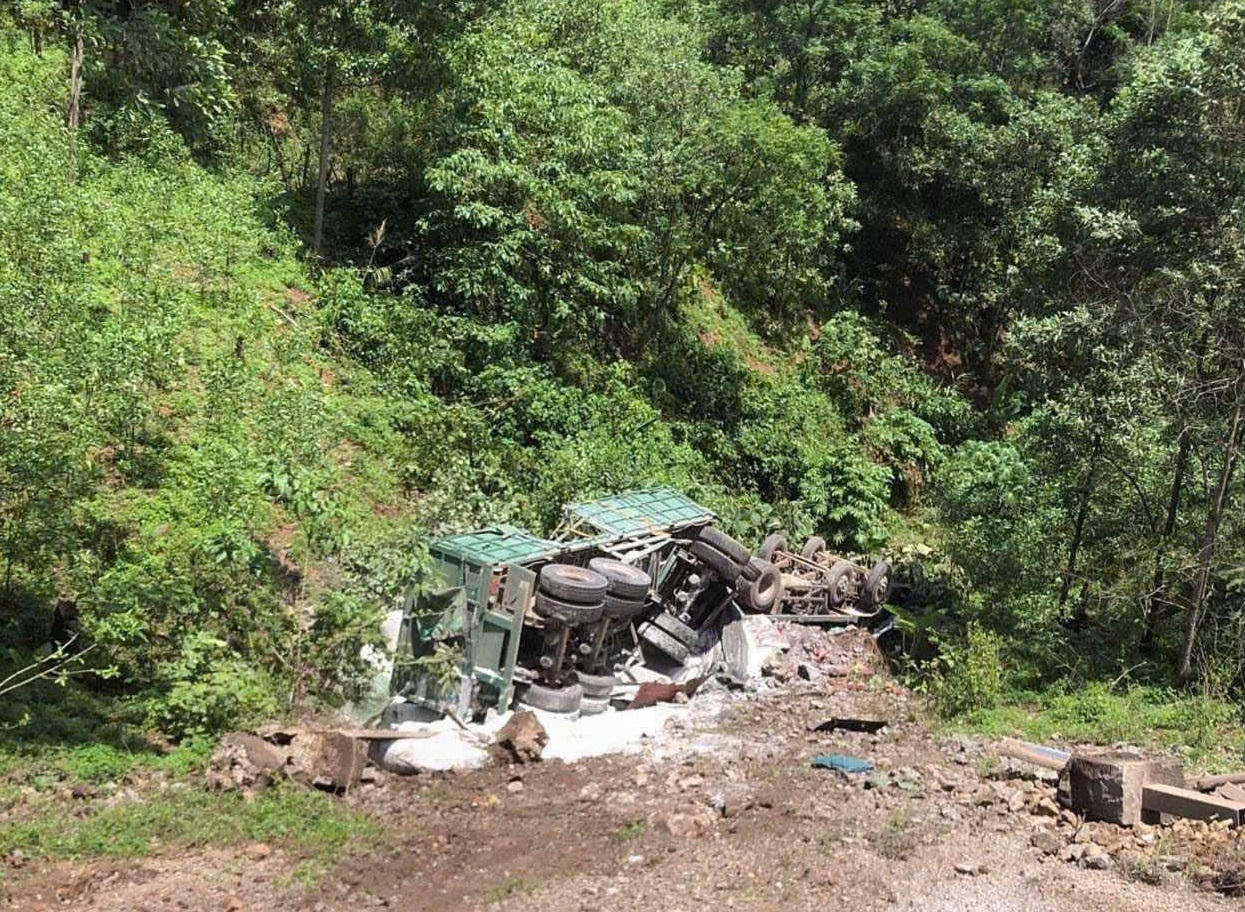 Xe đầu kéo lao xuống taluy âm, tài xế may mắn thoát nạn