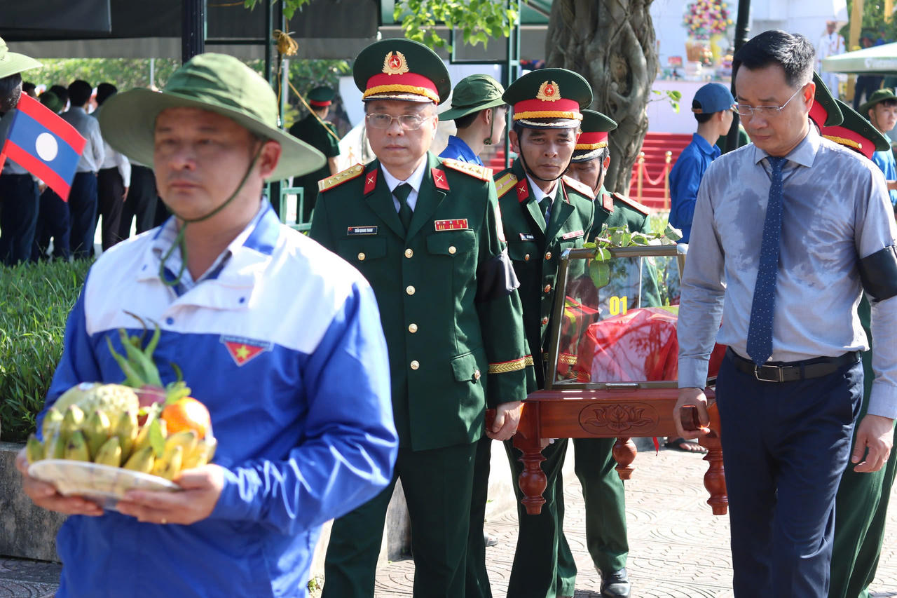 Xúc động hình ảnh ngày trở về đất Mẹ của 17 liệt sỹ quân tình nguyện và chuyên gia Việt Nam