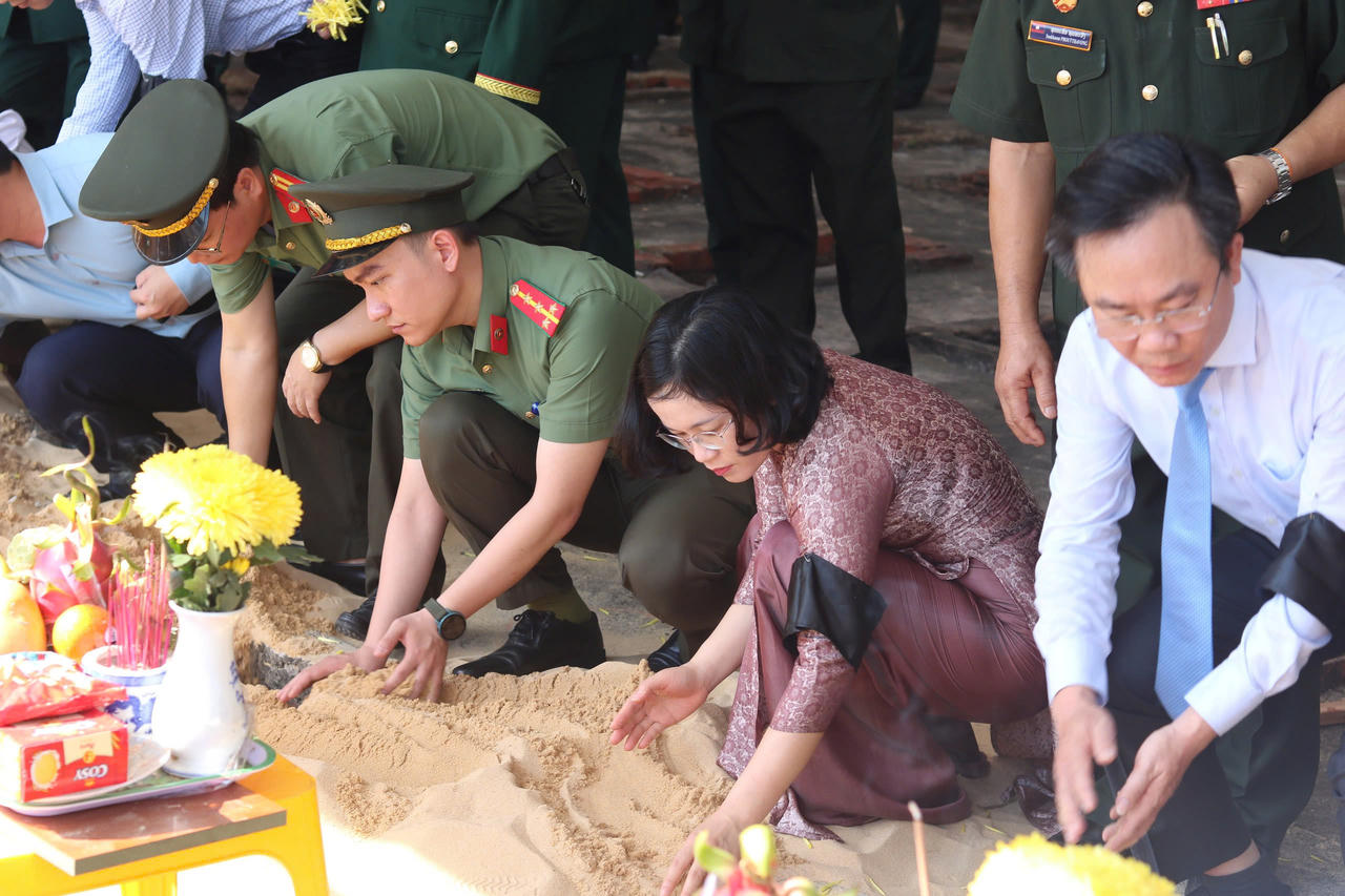 Xúc động hình ảnh ngày trở về đất Mẹ của 17 liệt sỹ quân tình nguyện và chuyên gia Việt Nam