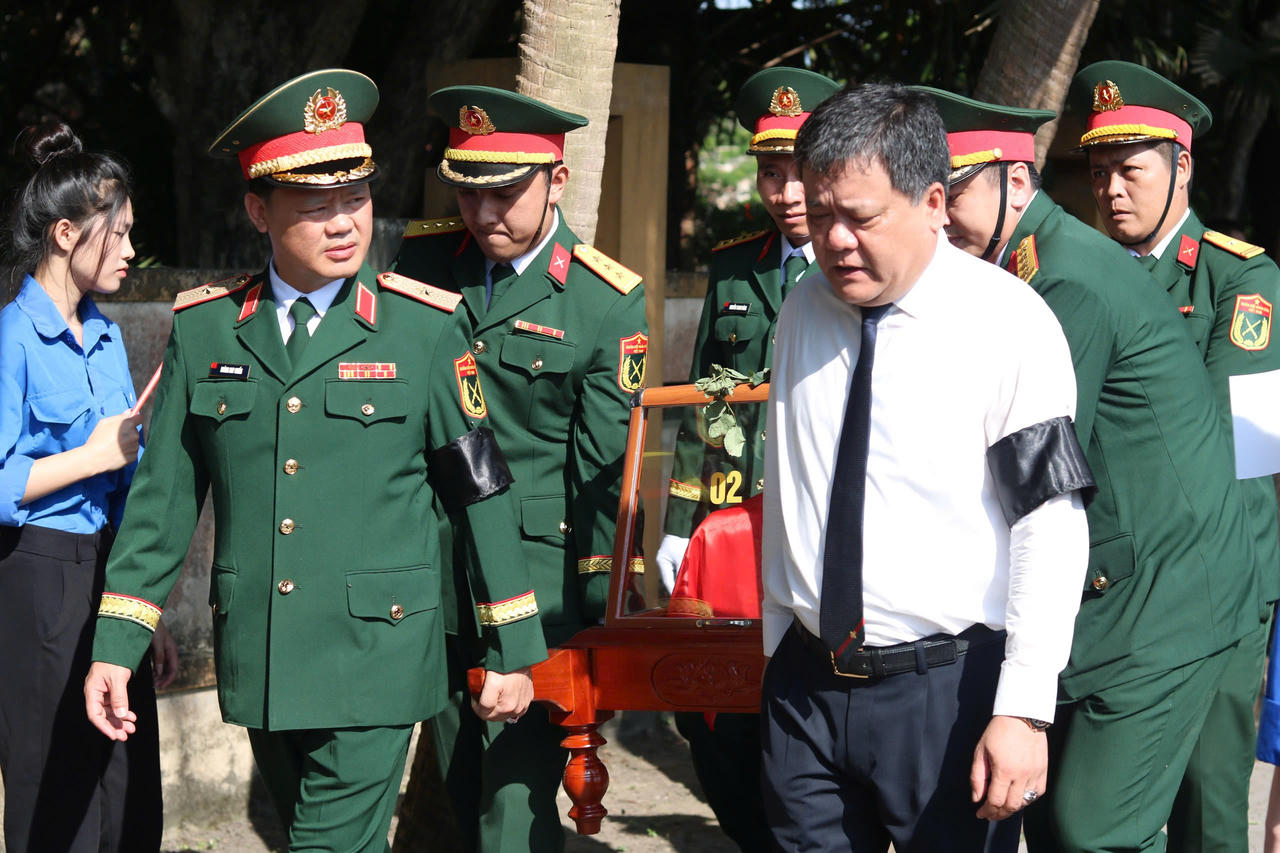 Xúc động hình ảnh ngày trở về đất Mẹ của 17 liệt sỹ quân tình nguyện và chuyên gia Việt Nam