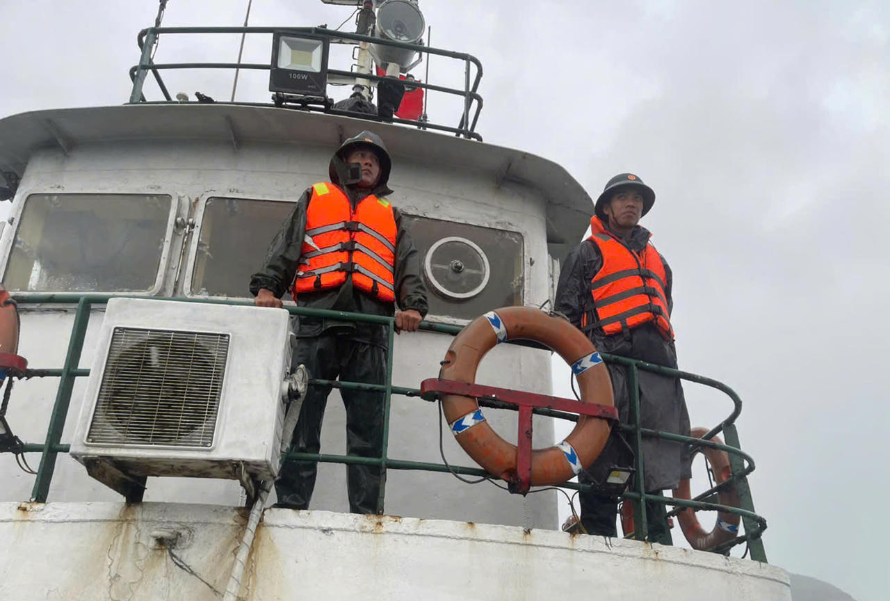 Vụ tàu chở gần 5.000 tấn bị chìm trên biển, 10 người được cứu