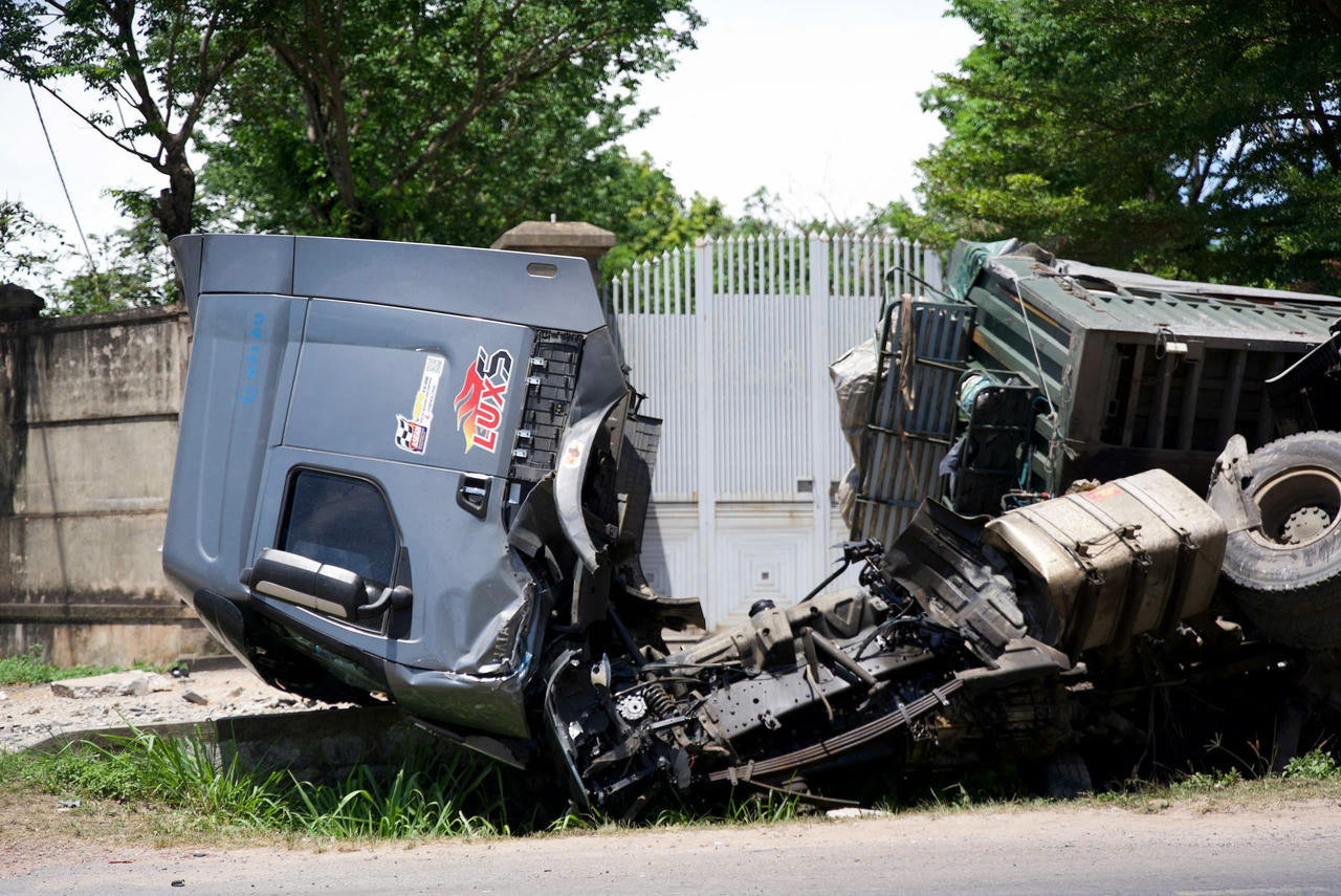 Xe ô tô con 'đối đầu' xe đầu kéo trên đường tránh thành phố Đồng Hới