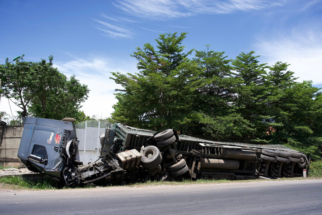 Xe ô tô con 'đối đầu' xe đầu kéo trên đường tránh thành phố Đồng Hới