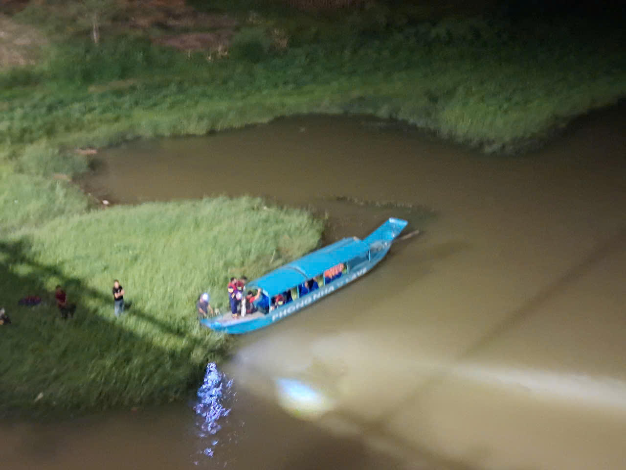 Huy động hơn 200 người tìm kiếm nam thanh niên nghi nhảy cầu Xuân Sơn