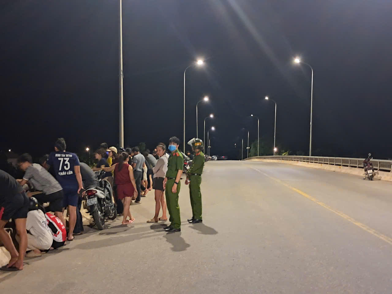 Huy động hơn 200 người tìm kiếm nam thanh niên nghi nhảy cầu Xuân Sơn