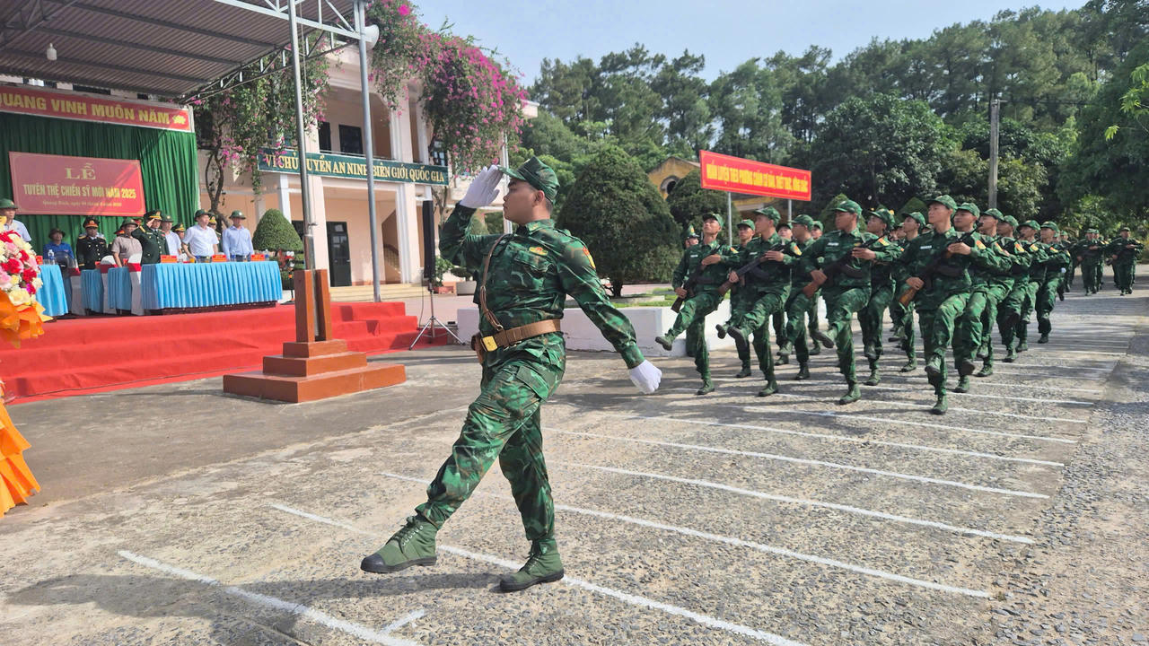 180 chiến sĩ mới của BĐBP Quảng Bình và TP Đà Nẵng tuyên thệ dưới Quân kỳ