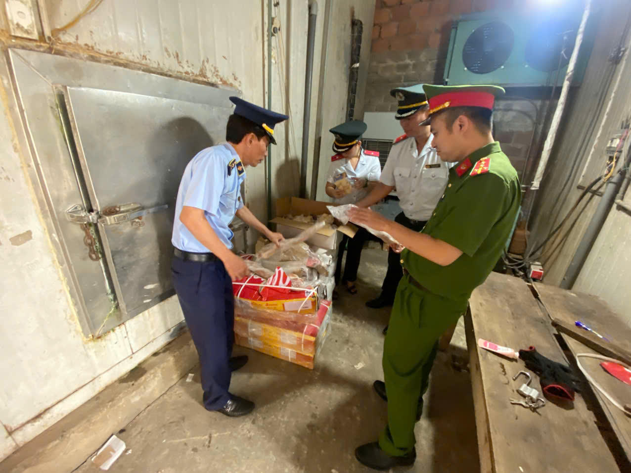 Nhiều kiot chợ Ba Đồn cửa đóng then cài ngừng kinh doanh