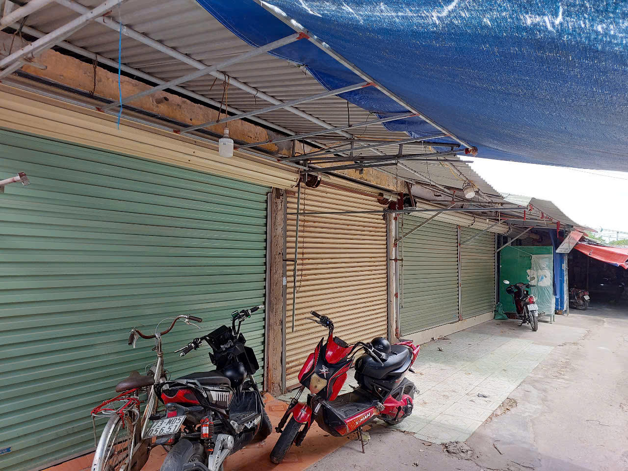 Nhiều kiot chợ Ba Đồn cửa đóng then cài ngừng kinh doanh