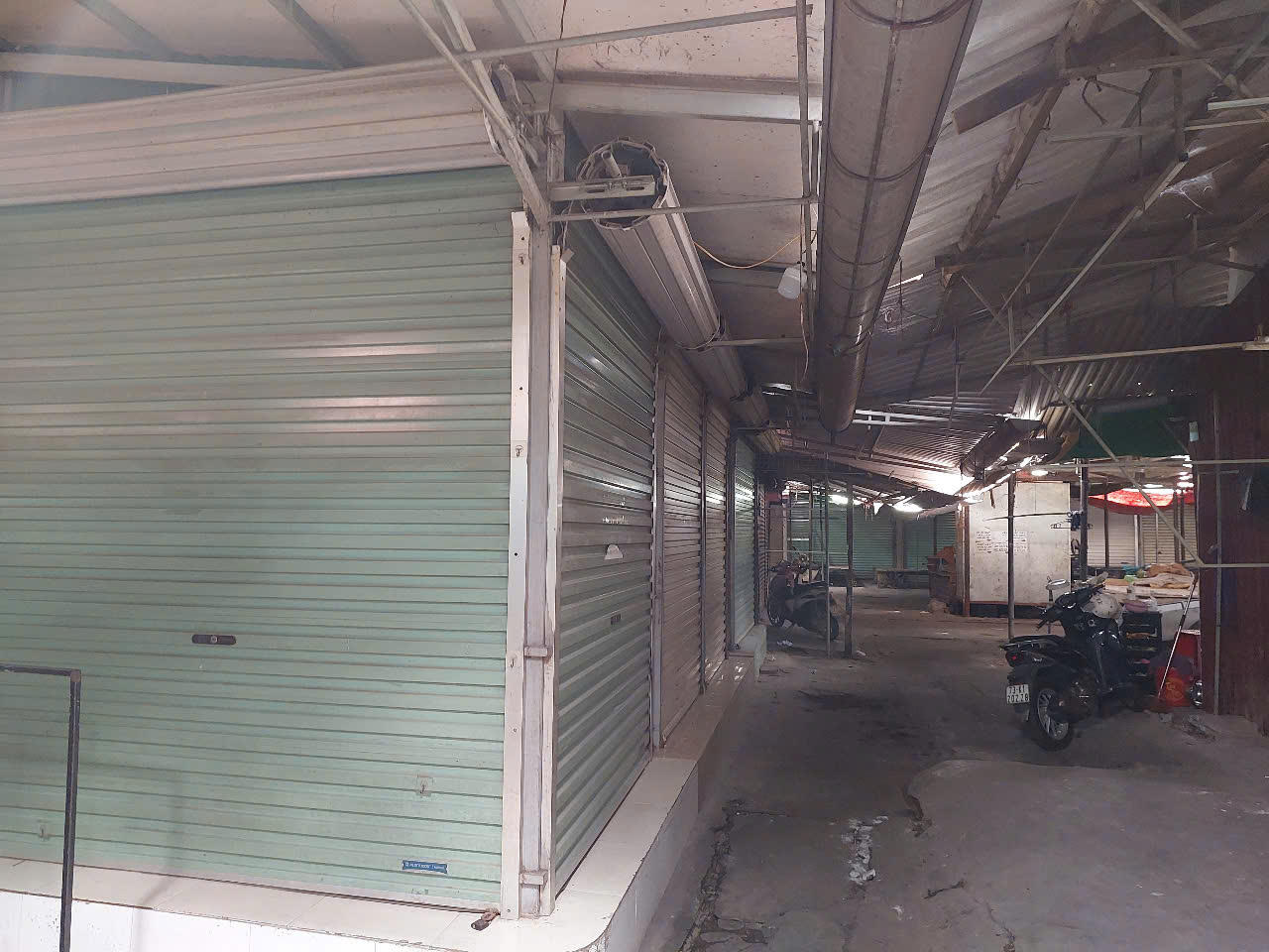 Nhiều kiot chợ Ba Đồn cửa đóng then cài ngừng kinh doanh