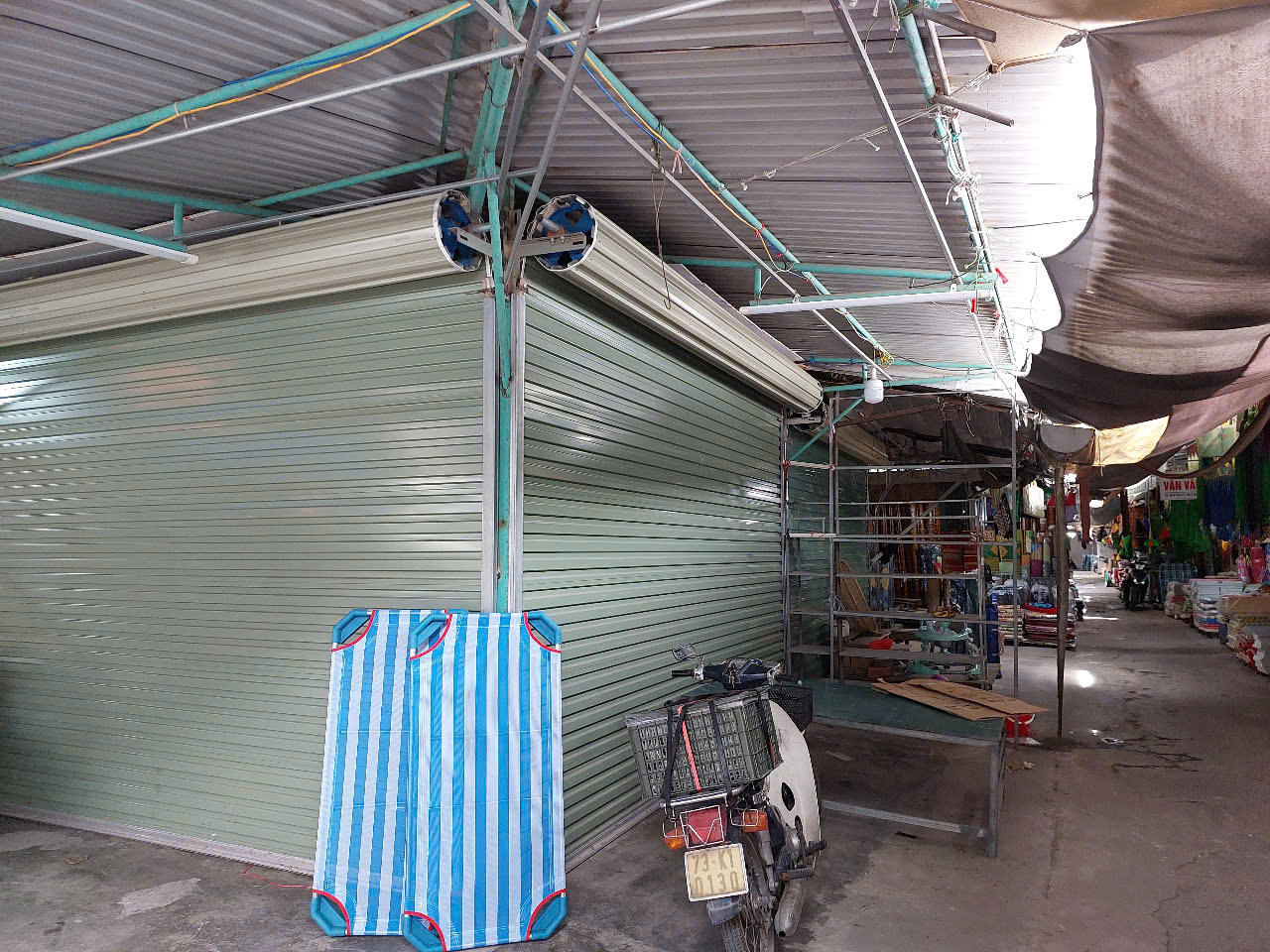 Nhiều kiot chợ Ba Đồn cửa đóng then cài ngừng kinh doanh