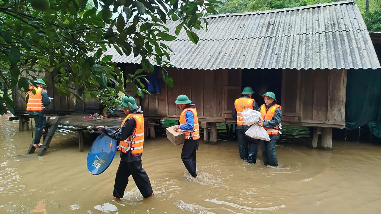 Hai tàu cá Quảng Bình bị chìm trên biển Quảng Ngãi