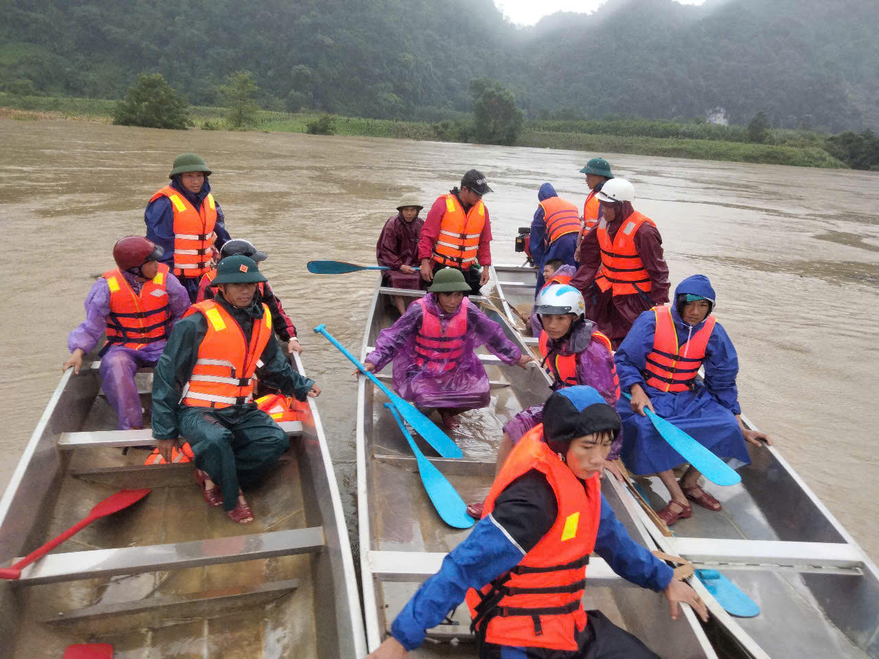 Mưa lũ trái mùa ở Quảng Bình, 4 người mất tích chưa tìm thấy