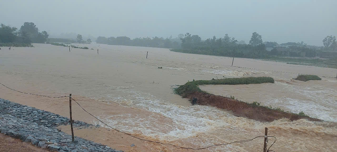 Mưa lũ trái mùa ở Quảng Bình, 4 người mất tích chưa tìm thấy
