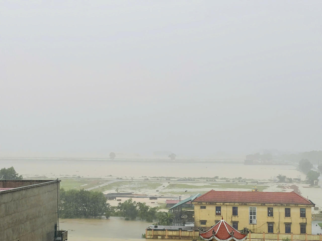 Mưa trắng trời, nhiều cánh đồng lúa ở Quảng Bình mênh mông biển nước