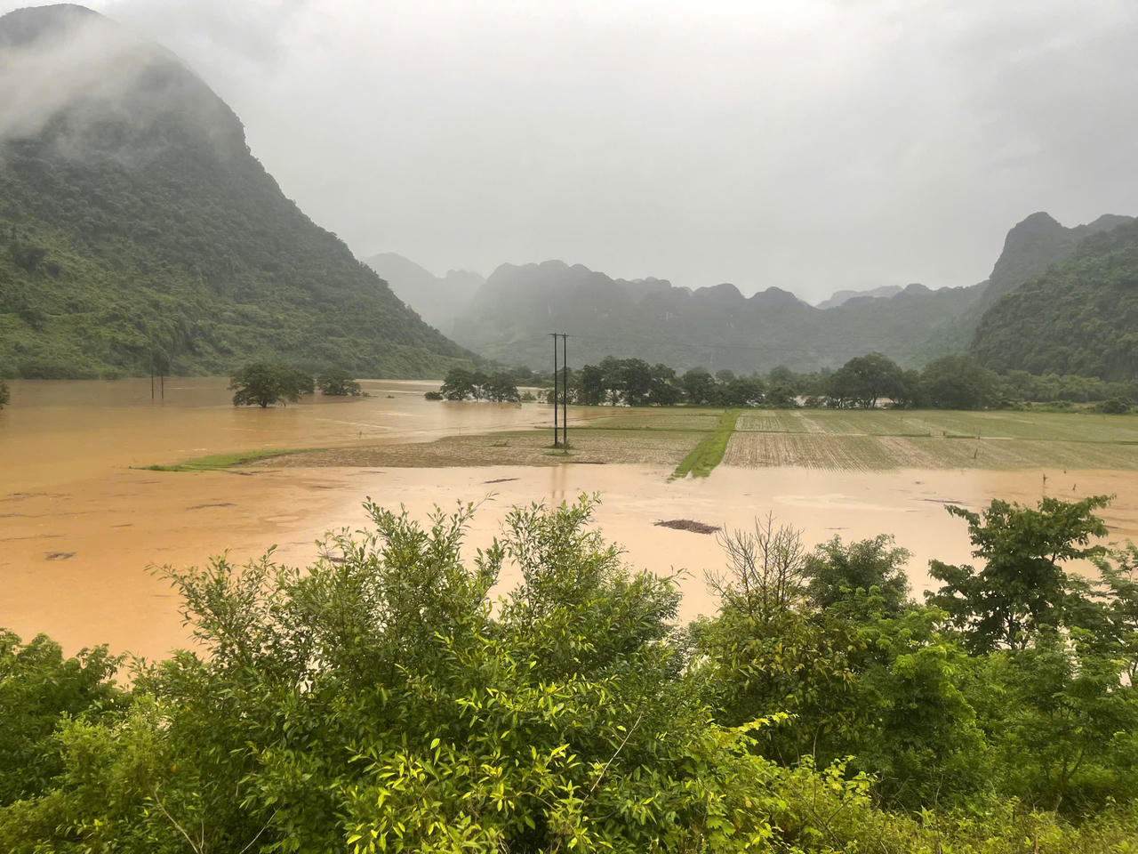 Mưa trắng trời, nhiều cánh đồng lúa ở Quảng Bình mênh mông biển nước