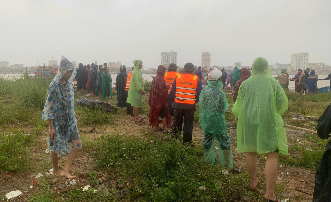 Mưa lũ trái mùa ở Quảng Bình, 4 người mất tích chưa tìm thấy