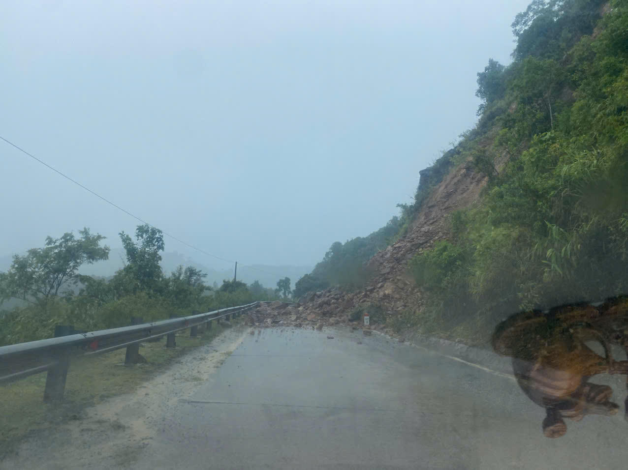 Mưa trắng trời, nhiều cánh đồng lúa ở Quảng Bình mênh mông biển nước