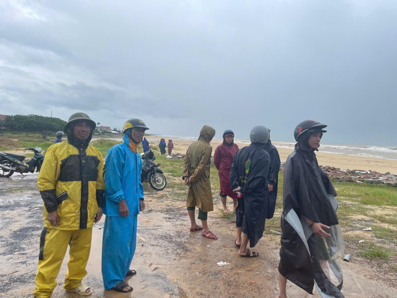 Mưa lũ trái mùa ở Quảng Bình, 4 người mất tích chưa tìm thấy