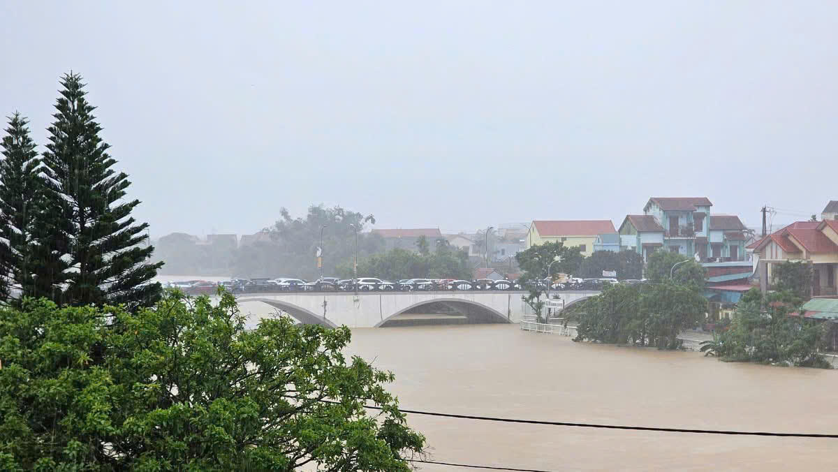 Mưa trắng trời, nhiều cánh đồng lúa ở Quảng Bình mênh mông biển nước