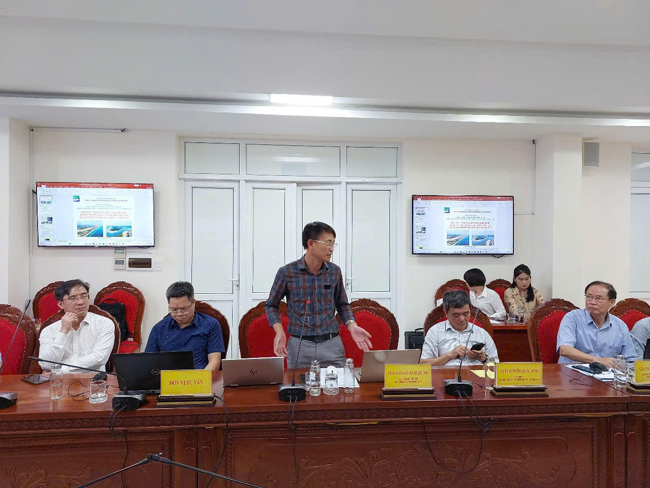 Bàn giải pháp chống xói lở tuyến kè biển TP Đồng Hới