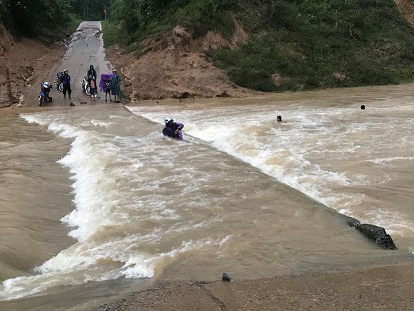 Liều qua cầu khi lũ về, 4 thanh niên cùng xe máy bị nước cuốn trôi