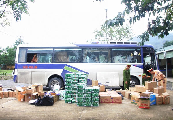 Dùng ma nơ canh giả dạng hành khách đi xe để giấu hàng lậu