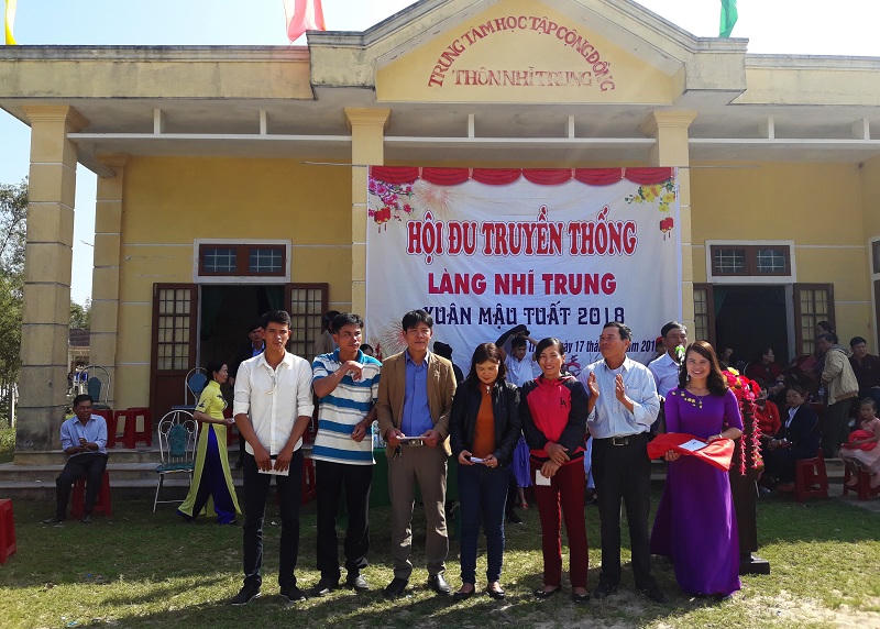 Hàng trăm dân làng reo hò phấn khích trong lễ hội đu truyền thống ở Quảng Trị