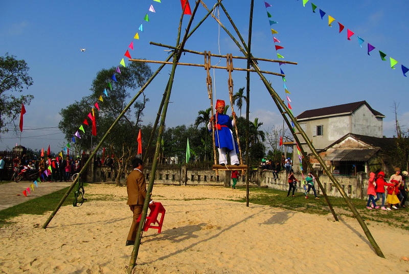Hàng trăm dân làng reo hò phấn khích trong lễ hội đu truyền thống ở Quảng Trị