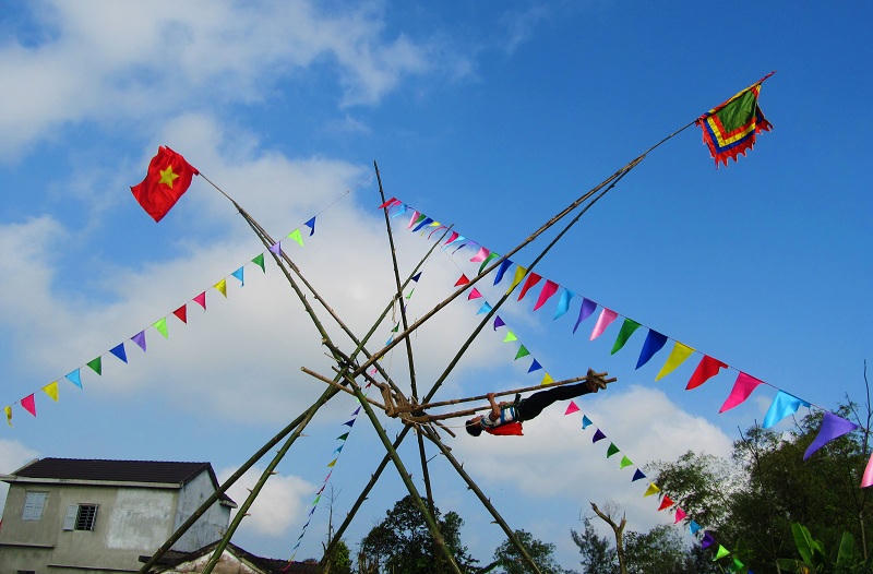 Hàng trăm dân làng reo hò phấn khích trong lễ hội đu truyền thống ở Quảng Trị