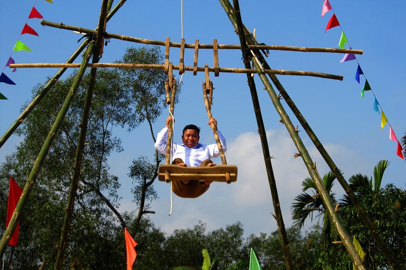 Hàng trăm dân làng reo hò phấn khích trong lễ hội đu truyền thống ở Quảng Trị