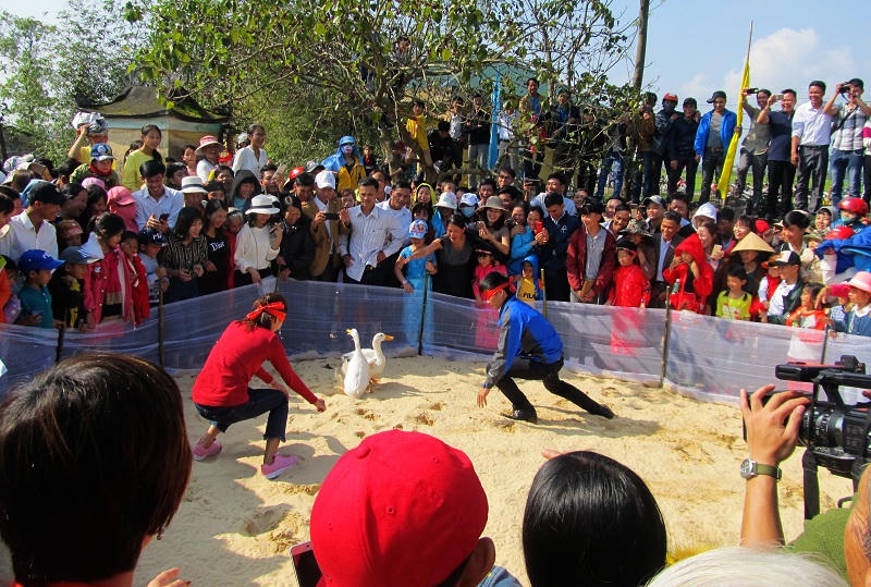 Hàng trăm dân làng reo hò phấn khích trong lễ hội đu truyền thống ở Quảng Trị