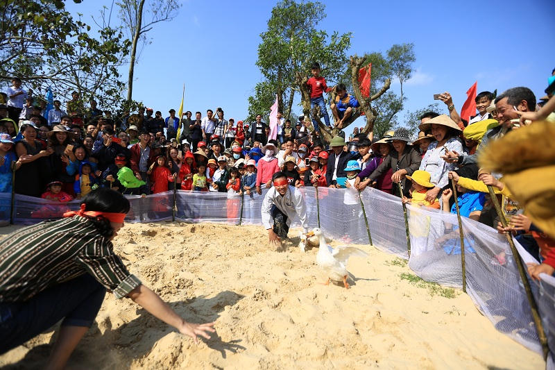 Hàng trăm dân làng reo hò phấn khích trong lễ hội đu truyền thống ở Quảng Trị