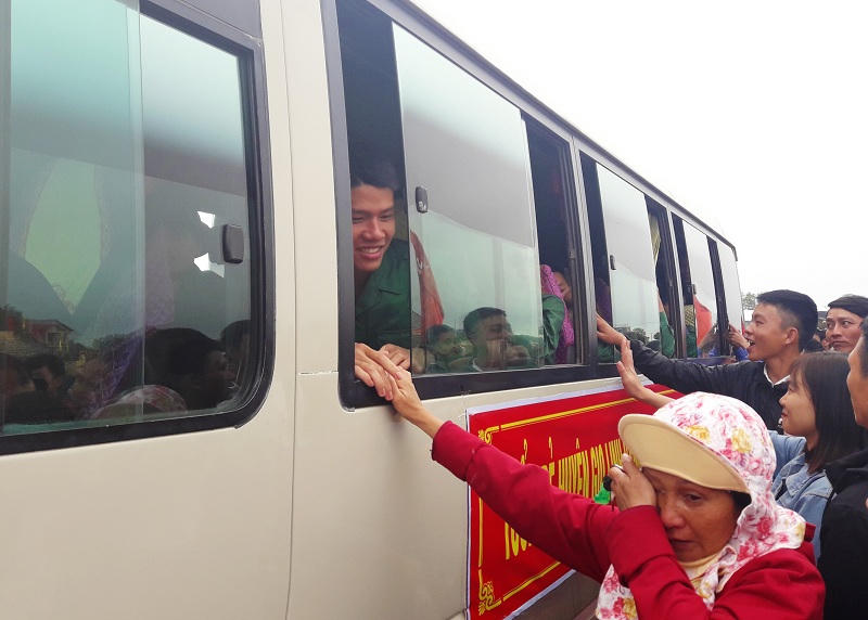 1.017 thanh niên 'đất lửa' Quảng Trị vào quân ngũ