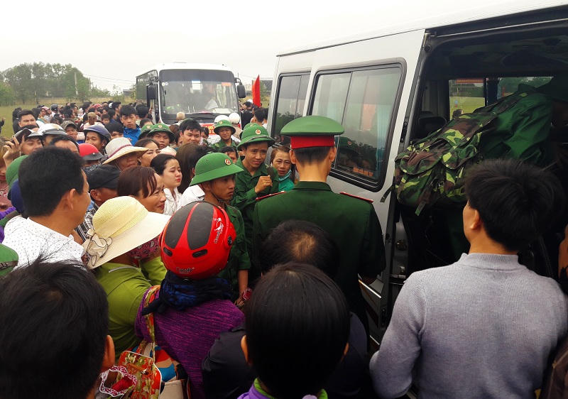 1.017 thanh niên 'đất lửa' Quảng Trị vào quân ngũ