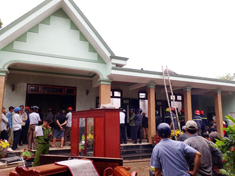 Chủ đi vắng, nhà bị lửa thiêu rụi