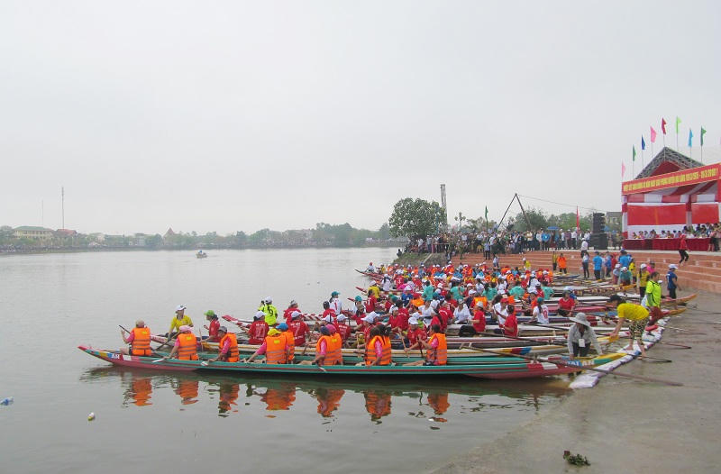 Sôi động hội đua thuyền truyền thống trên hồ Khe Chè