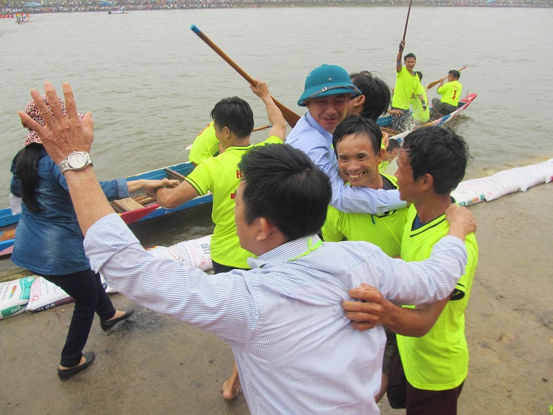 Sôi động hội đua thuyền truyền thống trên hồ Khe Chè