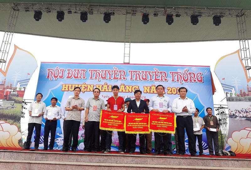 Sôi động hội đua thuyền truyền thống trên hồ Khe Chè