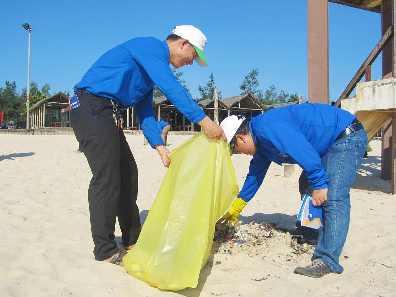 Ra quân hưởng ứng chiến dịch 'Hãy làm sạch biển' tại Quảng Trị