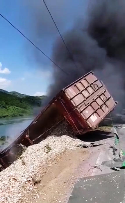 Xe tải bốc cháy ngùn ngụt, tài xế may mắn thoát nạn